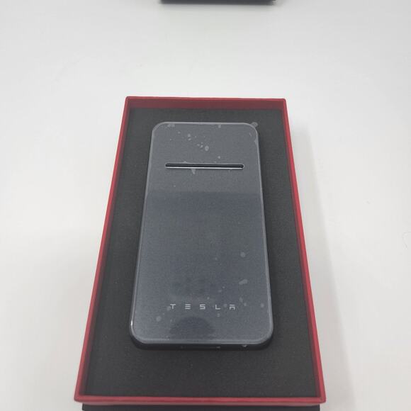 Tesla Portable Wireless Charger 2.0 Steel Grey - Picture 3 of 4
